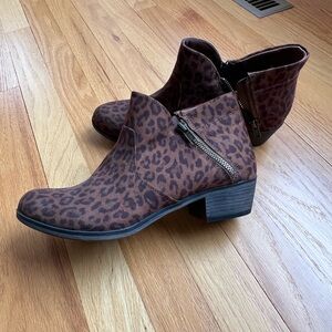 Sun + Stone Brown Leopard Ankle Boots, Size 8.5, NIB